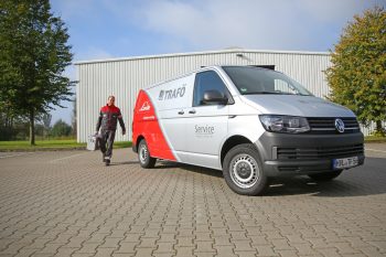 Servicetechniker von TRAFÖ Linde belädt seinen Kundendienstwagen mit Werkzeug