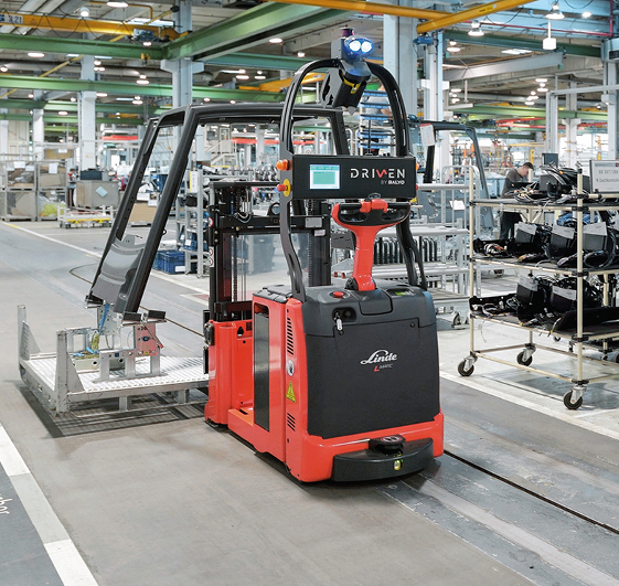 Automatisiertes Fahrzeug in Produktionshalle