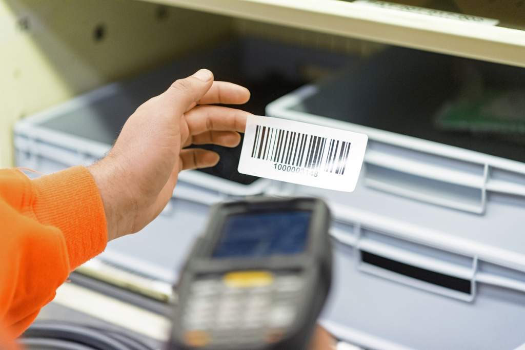 Mitarbeiter scannt Ware per Barcodescanner